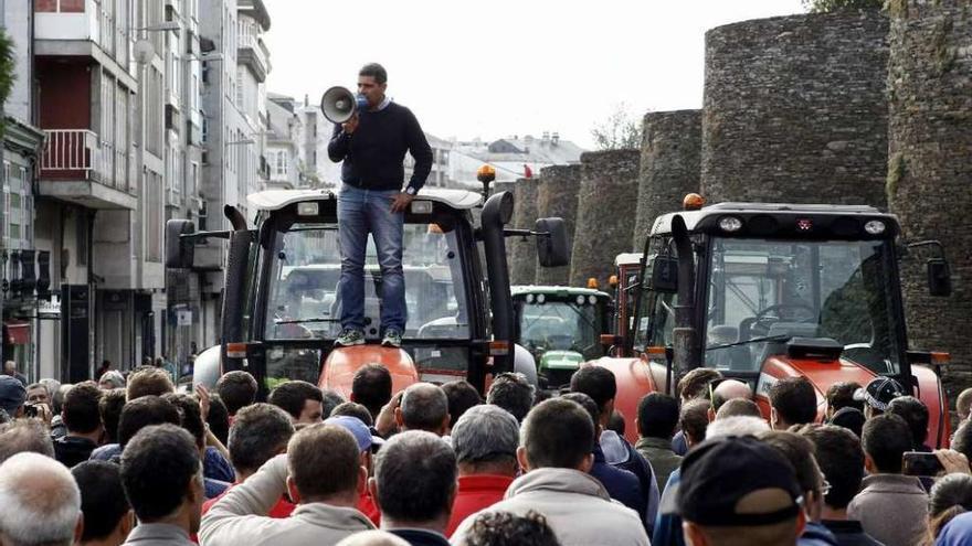 Un ganadero se dirige a sus compañeros durante la concentración de ayer en Lugo. // Pedro Agrelo