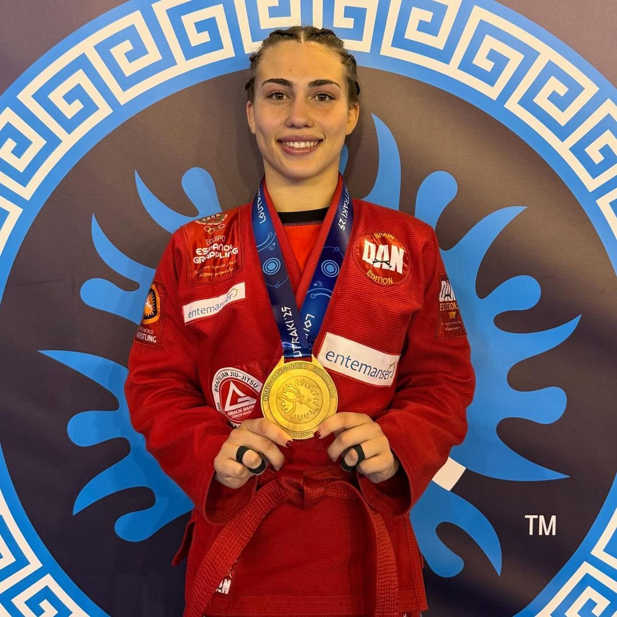 Angélica Nieto, con la medalla de oro, después de consagrarse campeona del mundo sub 20 en Grecia.