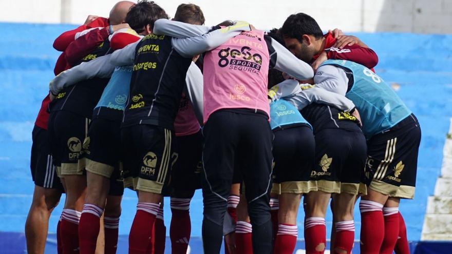 Piña de los jugadores granas antes del inicio del partido de la pasada jornada.