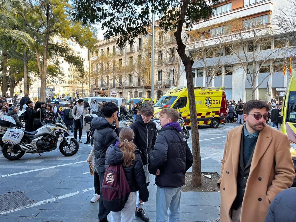 Una joven de 23 años muere en Palma al degollarse en el Müller de Plaza de España