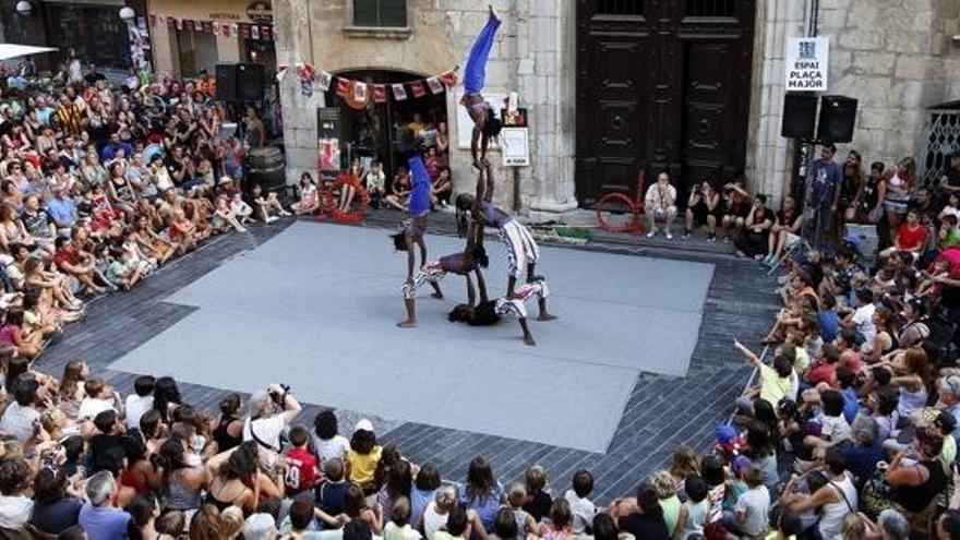 Els kenyans Afro Jungle Jeegs, durant el seu espectacle frenètic d&#039;acorbàcies i equilibris a la plaça Major.