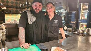 Alan López Puche y Annabella Azoicai, en la cocina del restaurante Puche.