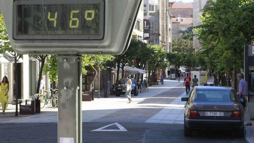 Un termómetro marca los grados al sol en una calle de Ourense.