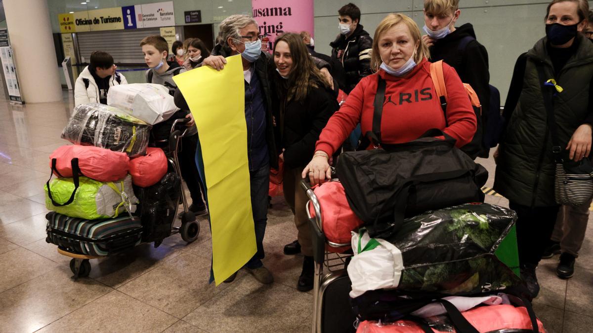 Los primeros refugiados de Ucrania llegan al aeropuerto de Barcelona-El Prat procedentes de Varsovia.