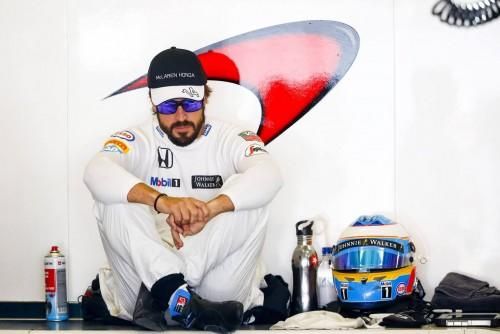 Fernando Alonso, en el paddock durante un descanso. Archivo