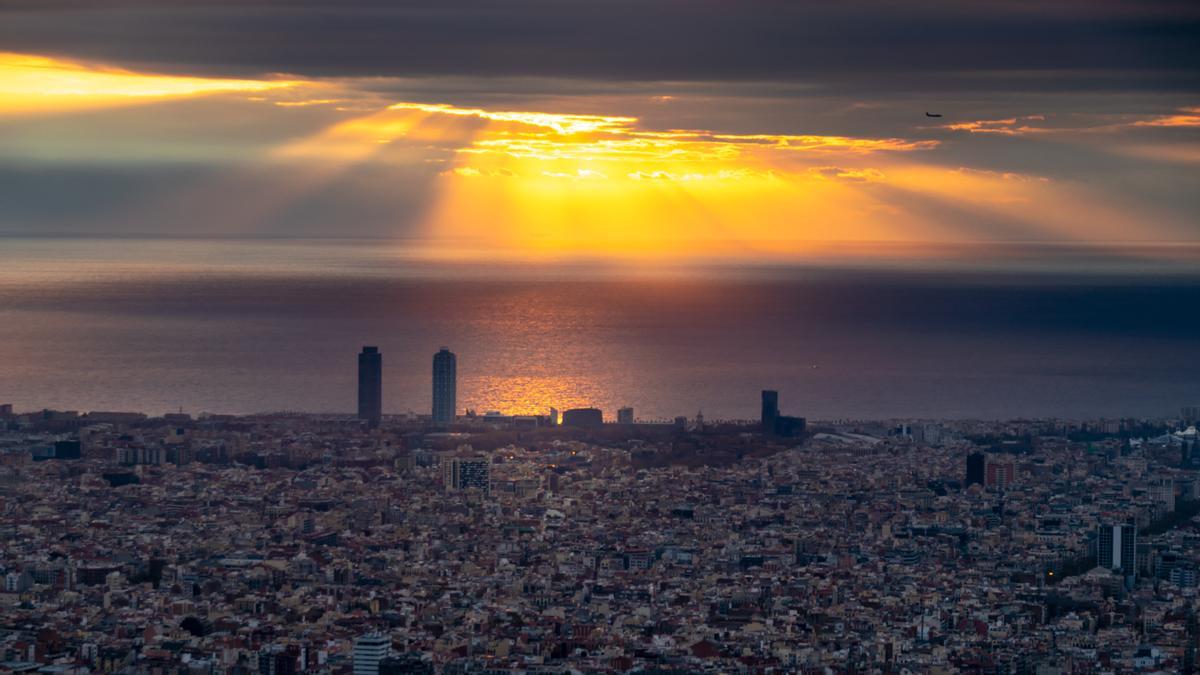 Nubes bajas y rayos de sol en Barcelona, el 1 de diciembre del 2022