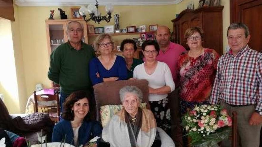 La abuela de Oia cumple 102 años ganchillo en mano