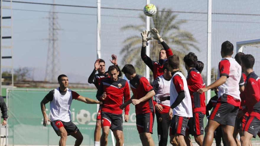 Un momento del entrenamiento del Elche realizado esta mañana en el campo anexo