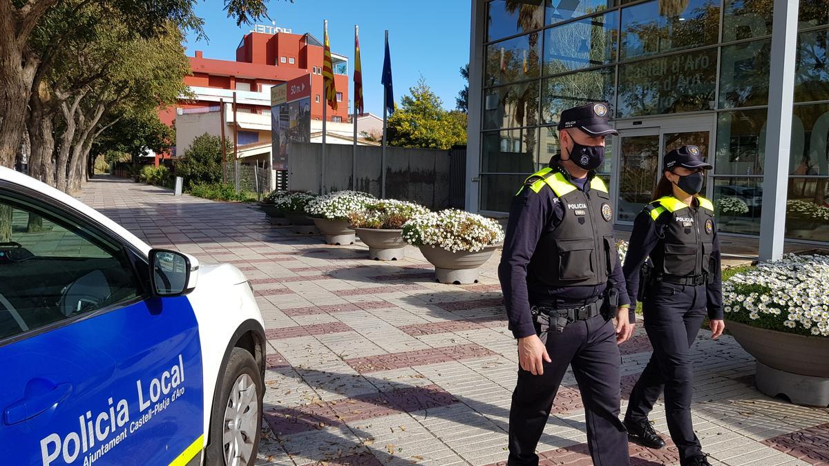 Dos agents de la Policia Local de Castell-Platja d&#039;Aro davant de la comissaria