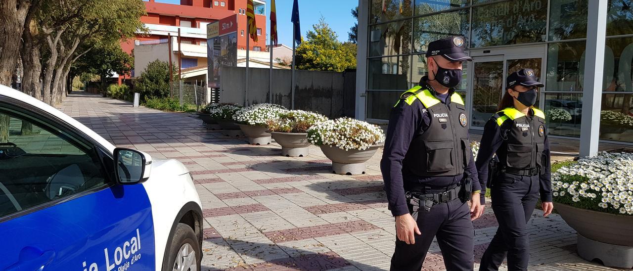Dos agents de la Policia Local de Castell-Platja d&#039;Aro davant de la comissaria