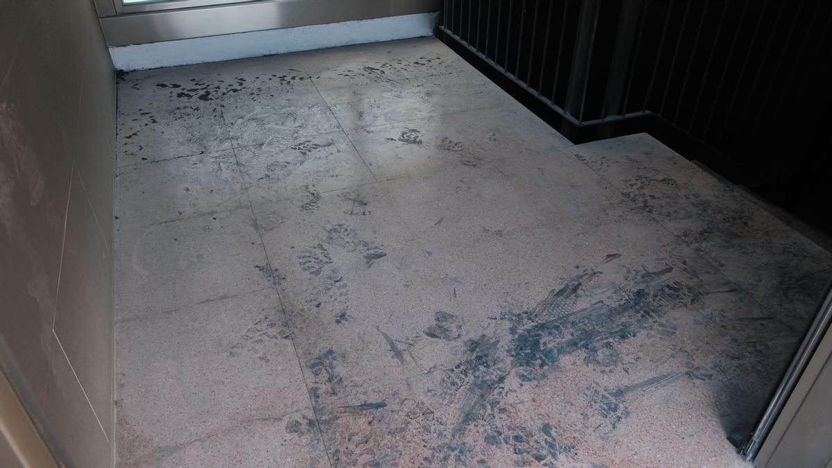 Las imágenes del incendio del aparcamiento del Cetis en Ibiza