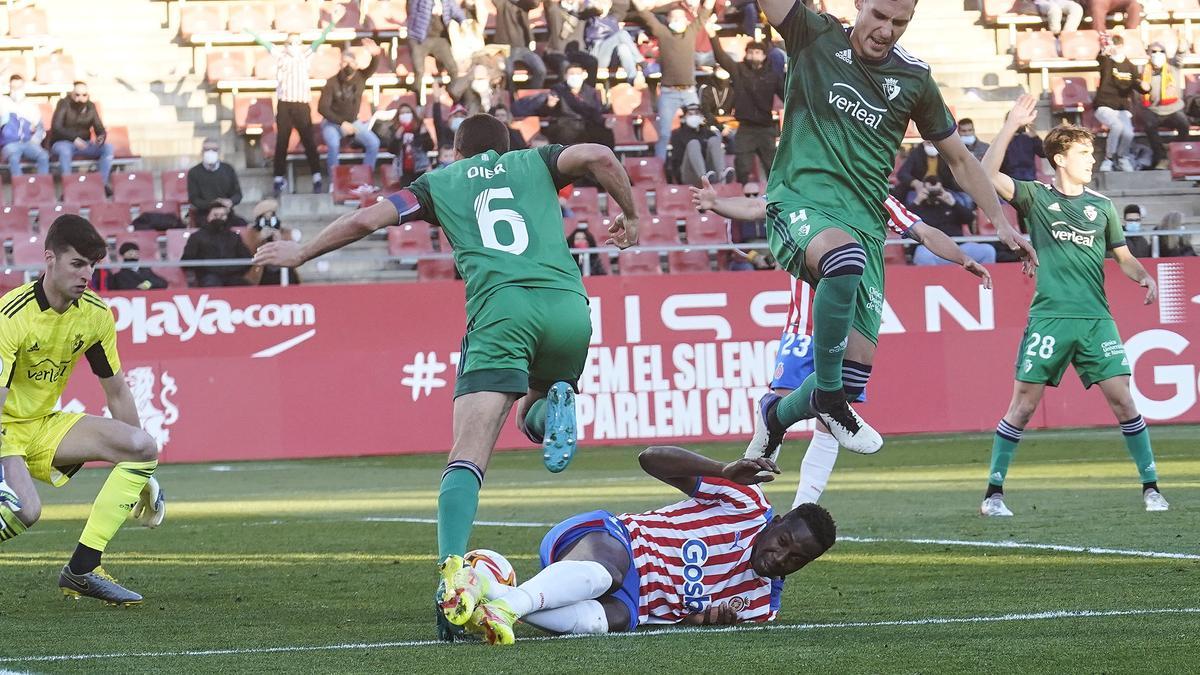 Kébé, entre Unai García i Oier Sanjurjo en el partit de Copa contra l&#039;Osasuna