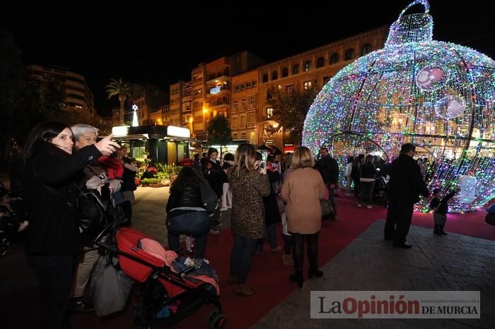 Estrellas y bolas ya brillan en las calles de Murcia