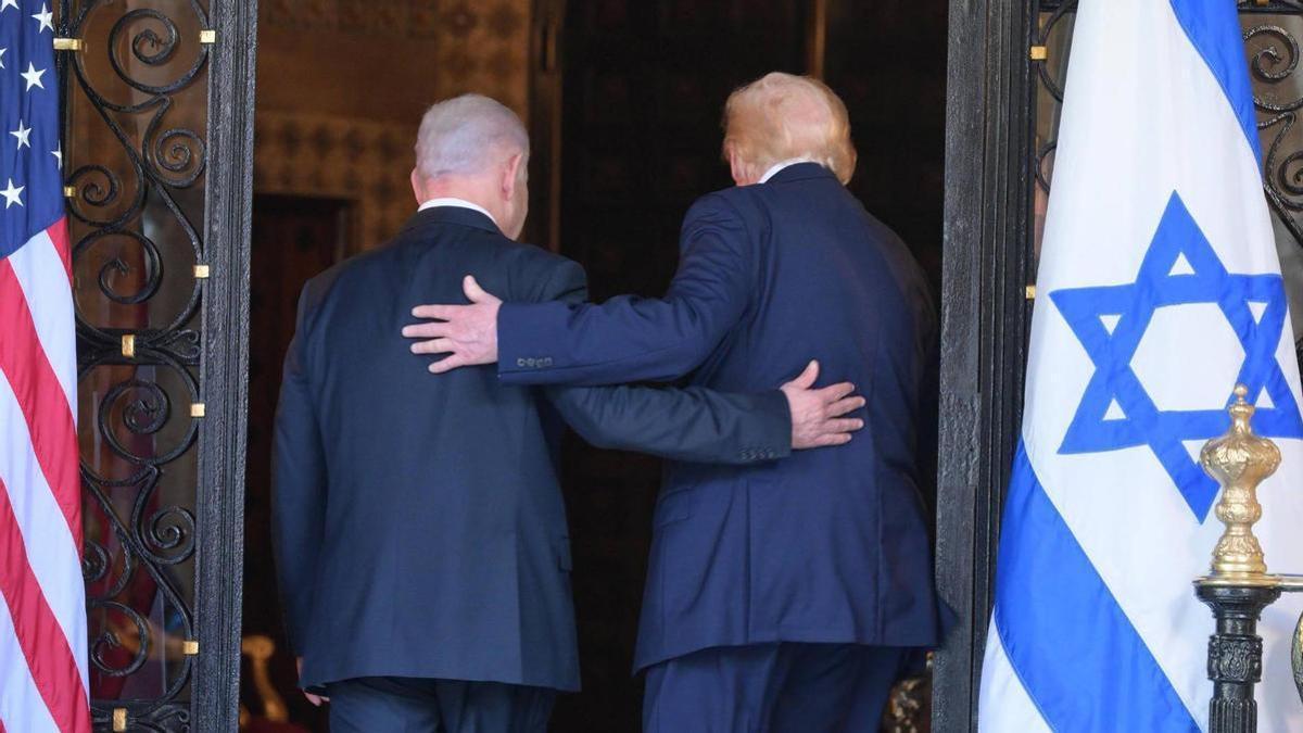 El primer ministro israelí, Benjamín Netanyahu, en una reunión con el presidente estadounidense, Donald Trump, en Mar-a-Lago.