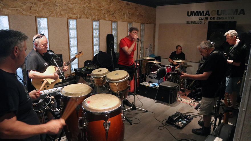 Ensayo de Danza Invisible, la mítica banda malagueña que cumple 40 años