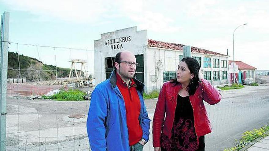 Pablo Fernández y Pilar Suárez, ayer, ante el edificio de Astilleros Vega, en Luanco.