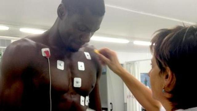 Max Kouguere, amb la doctora Carme Comellas