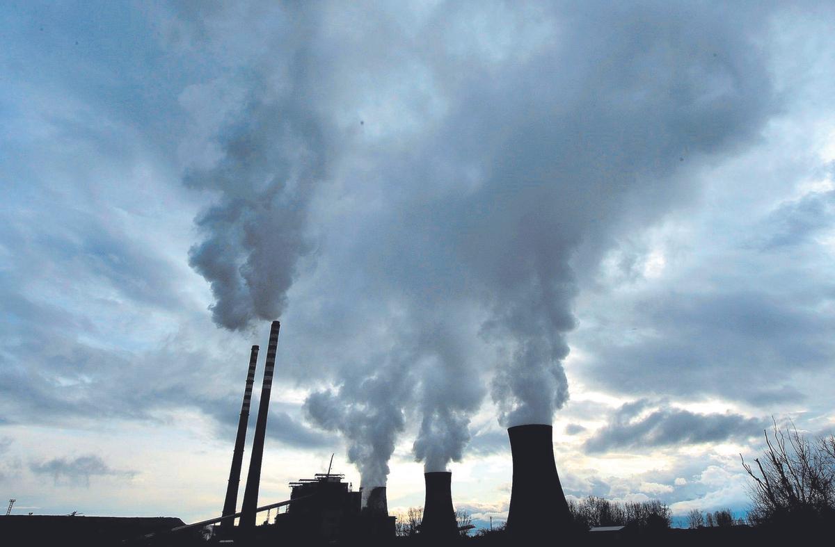 Vista de la planta térmica de carbón en Bitola Macedonia el 15 de diciembre de 2009