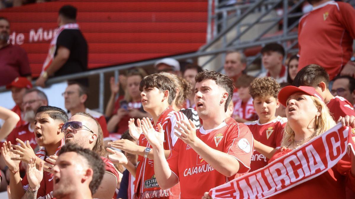 Aficionados del Real Murcia durante el último partido de la temporada pasada en Nueva Condomina frente al Eldense.