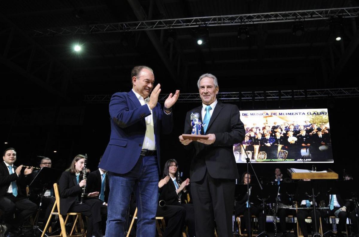 Crespo entrega o recoñecemento
institucional a Antonio Prieto.