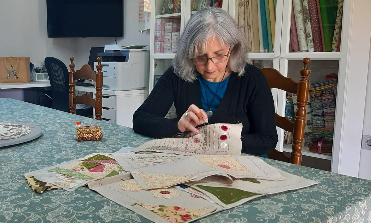 Amparo Pantín, trabajando en su taller.