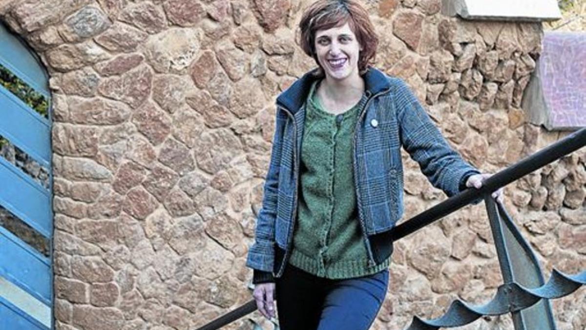 El recuerdo 8 Laura Aubert, en la entrada del parque Güell, que fue su patio y lugar de tránsito en su infancia.