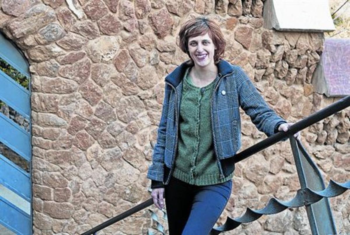 El record 8 Laura Aubert, a l’entrada del parc Güell, que va ser pati i lloc de trànsit en la seva infància.