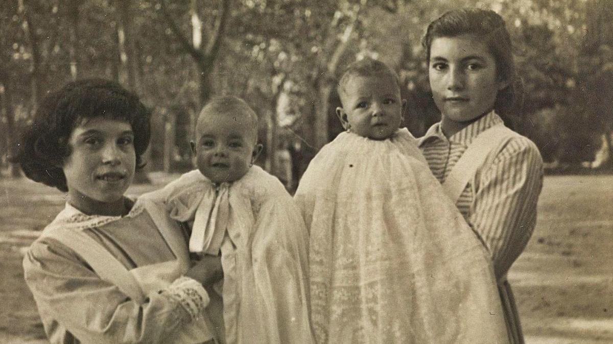 Dues mainaderes amb Rosa Masó i Montserrat Aragó a coll, a la Devesa, l&#039;any 1921.