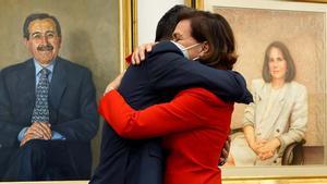 Félix Bolaños en su toma de posesión: Estas cosas ni se pueden pedir, ni se pueden rechazar. En la imagen, Bolaños se abraza a Carmen Calvo en el acto de traspaso de la cartera.