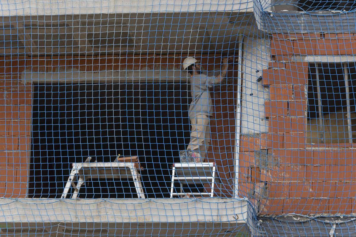 Un obrero trabaja en un edificio en construcción en València.