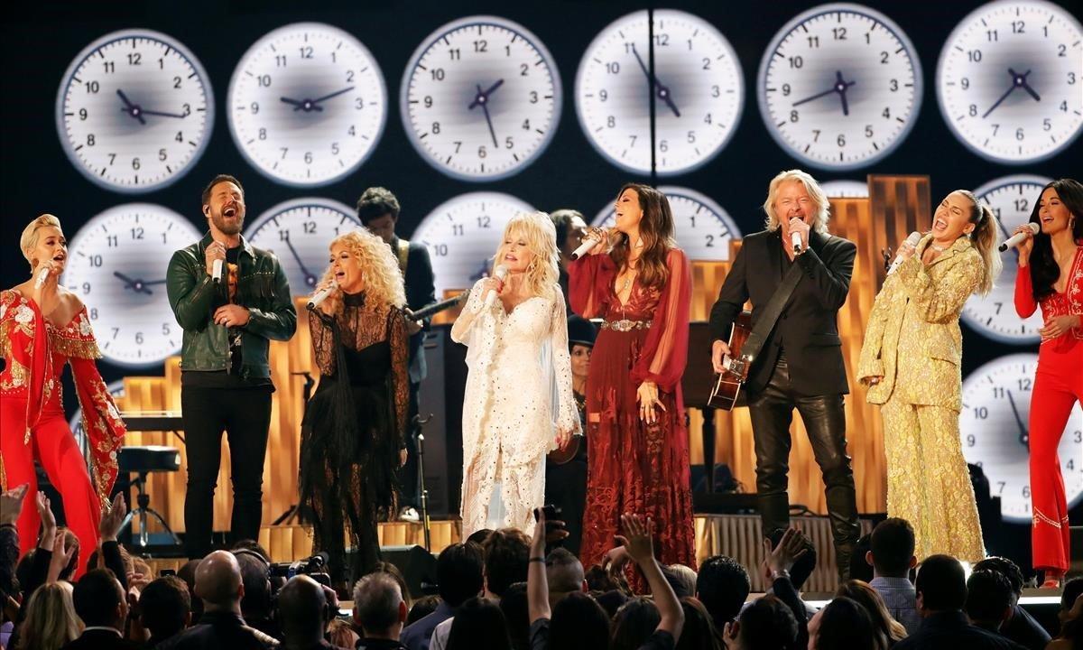 61ª edición de los Premios Grammy. En la foto Katy Perry, Phillip Sweet, Karen Fairchild, Dolly Parton, Kimberly Schlapman, Jimi Westbrook, Miley Cyrus y Kacey Musgraves que participan en el musical ’9 a 5’.