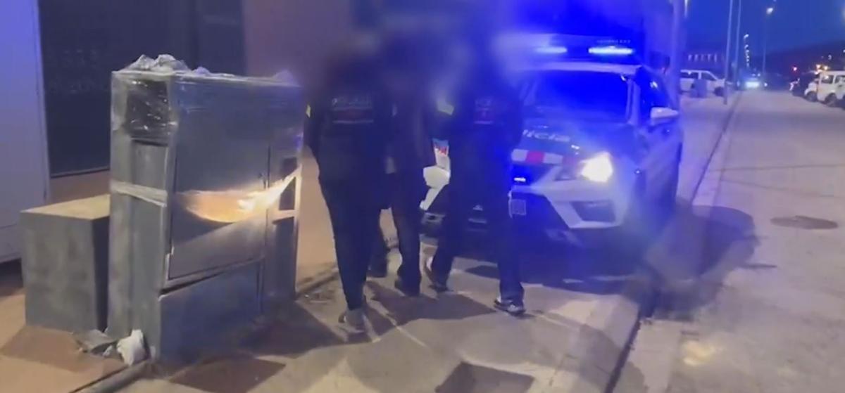 Els Mossos amb el fugitiu detingut a Blanes-