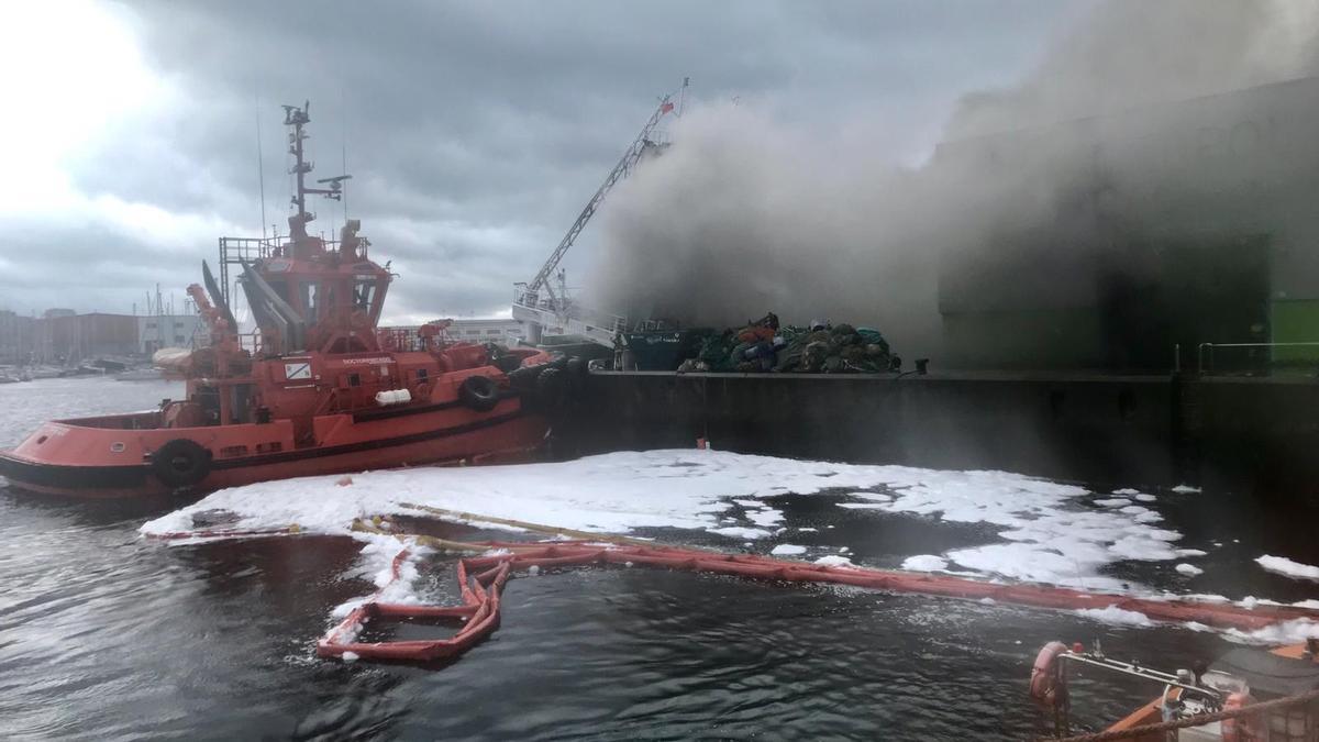 Incendio del pesquero Baffin Bay en el puerto de Vigo