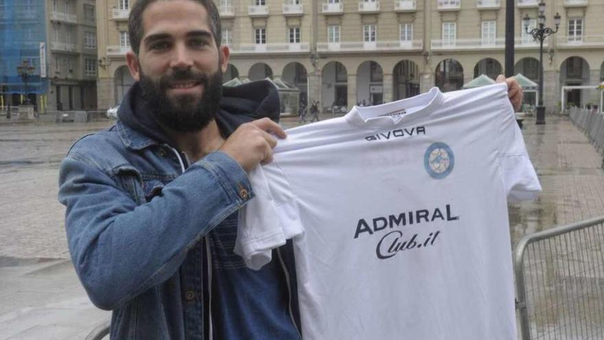 Juan Fariza posa con la camiseta del Valdagno en la plaza de María Pita.