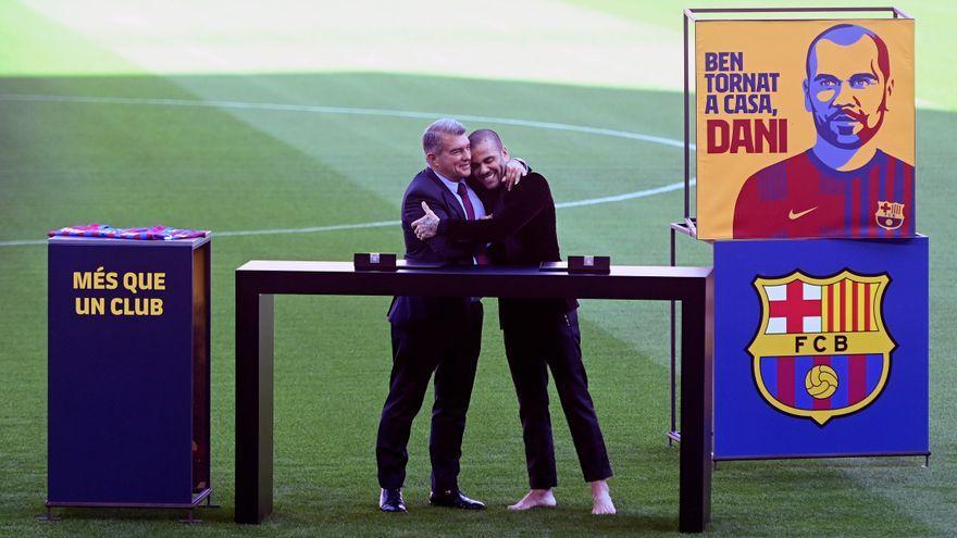 Laporta y Alves, en la presentación del futbolista brasileño en su regreso.