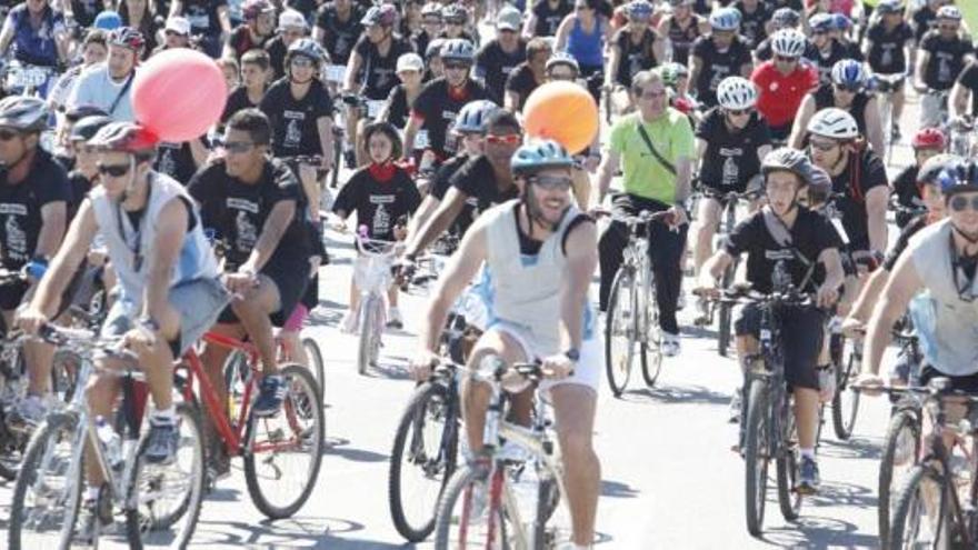 Decenas de bicicletas por el centro de la ciudad en una imagen de archivo.