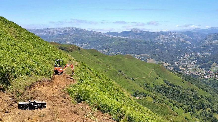 Los trabajos para acondicionar la pista "flow trail" de los "Senderos del carbón".