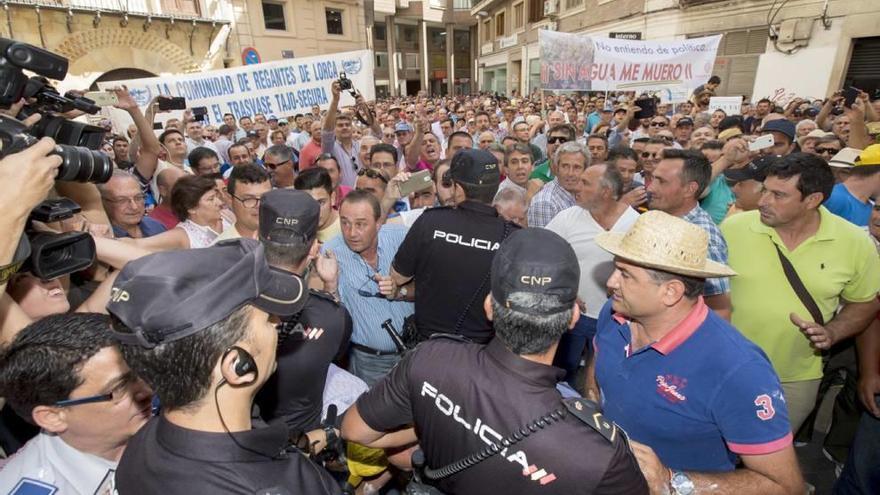 Momentos de tensión durante la concentración de agricultores del pasado viernes en la CHS.