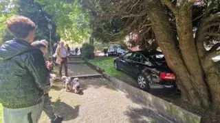 Un coche irrumpe en uno de los parques más conocidos de Oviedo para sorpresa de los peatones