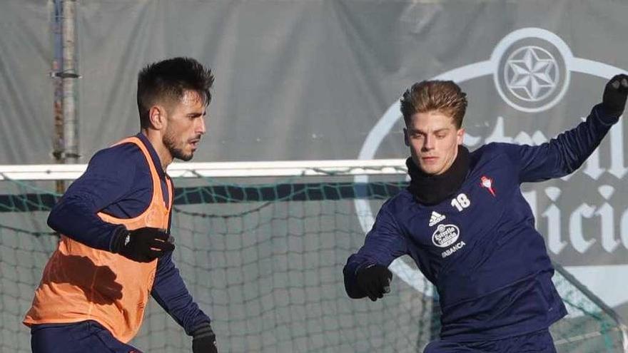 David Costas controla el balón ante Jensen durante un entrenamiento en A Madroa. // Ricardo Grobas