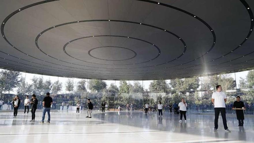 El centro de recepción de visitantes del Apple Park.