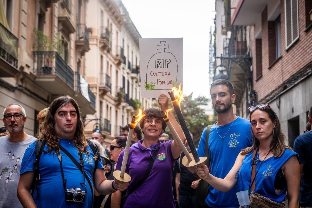 Un funeral por la cultura popular sustituye la masiva cercavila de las fiestas de Gràcia 2024