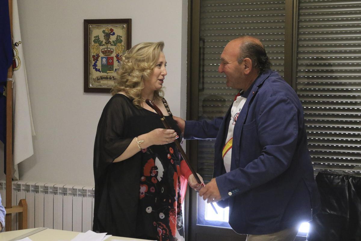 La alcaldesa, María Jesús Riesco, junto a su predecesor en la Alcaldía y compañero de partido, Francisco Benito, uno de los concejales del PP que solicitó el pleno extraordinario.