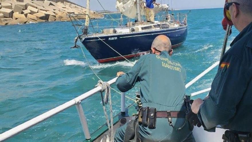 La Guardia Civil salva un velero a la deriva frente al Puerto de València