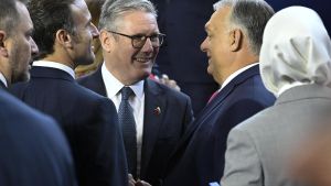 El primer ministro húngaro, Viktor Orbán (derecha), conversa con su homólogo británico, Keir Starmer (centro), y el presidente francés, Emmanuel Macron, este jueves en Budapest.