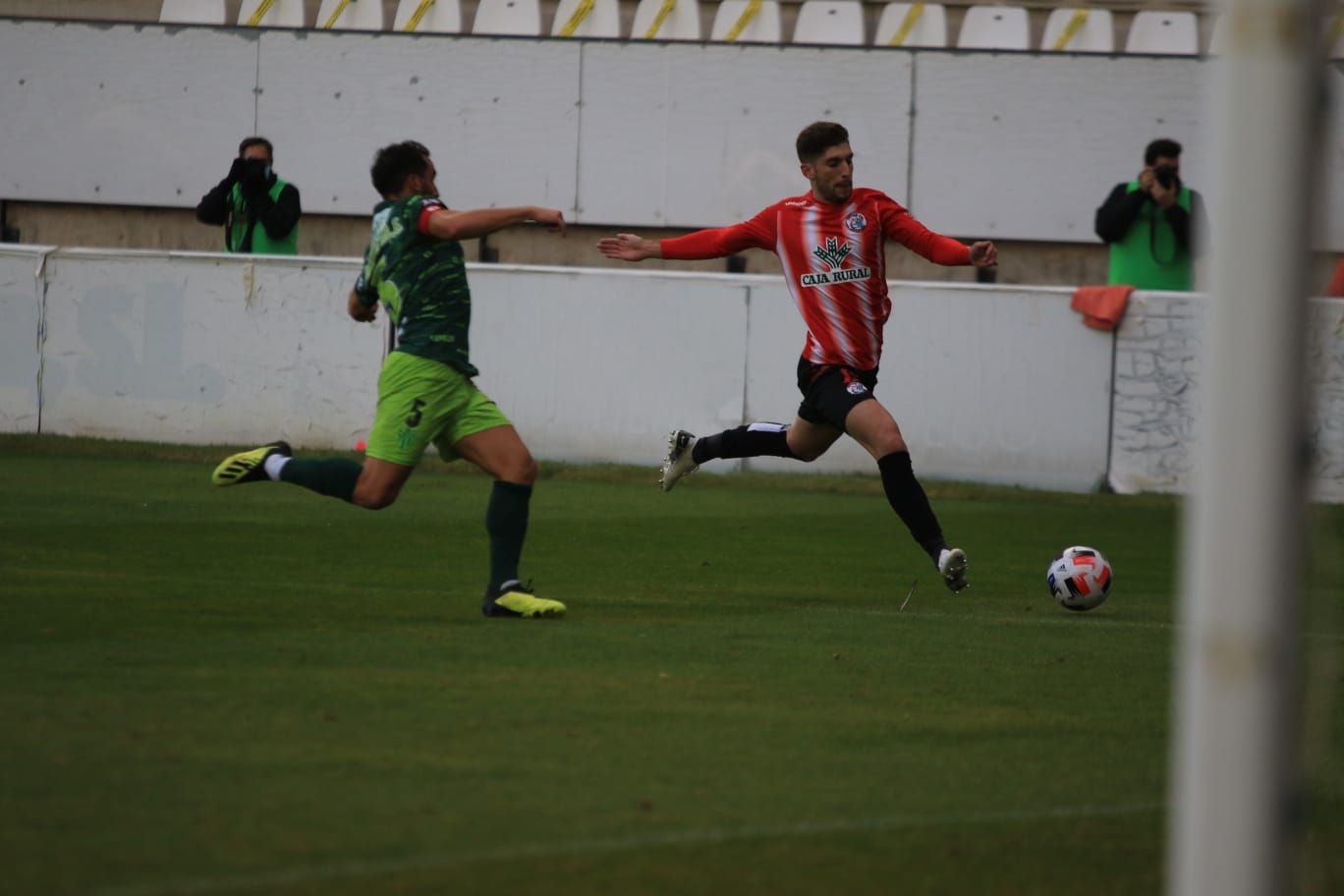 El Zamora CF empata con diez jugadores frente al Guijuelo (2-2)