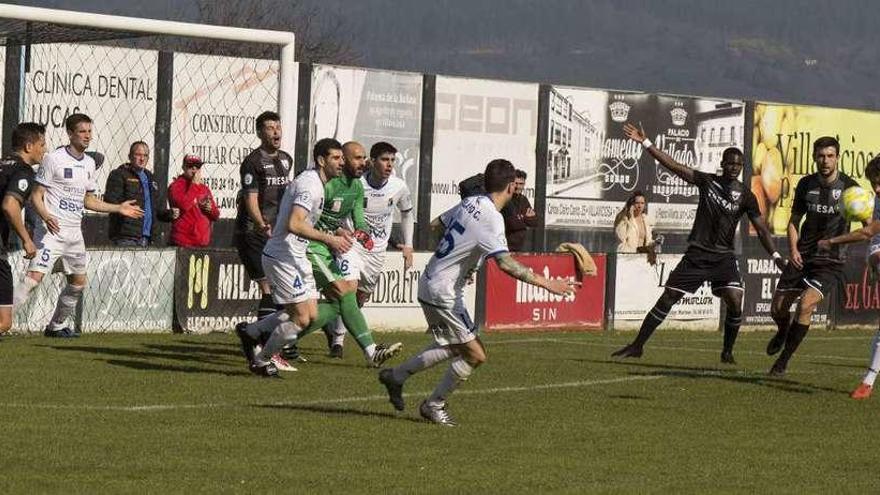 Un jugador del Colunga despeja el balón en el partido disputado ayer ante el Lealtad en Les Caleyes.