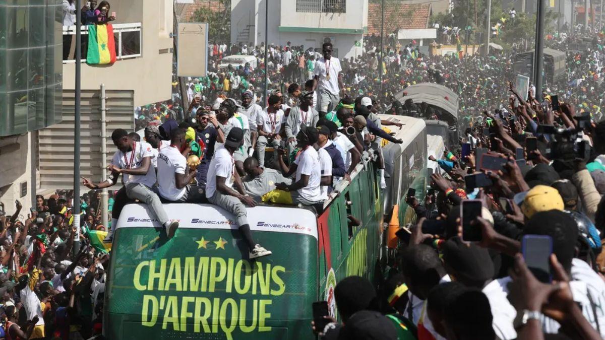 La selección de Senegal, celebrando la consecución de la Copa África