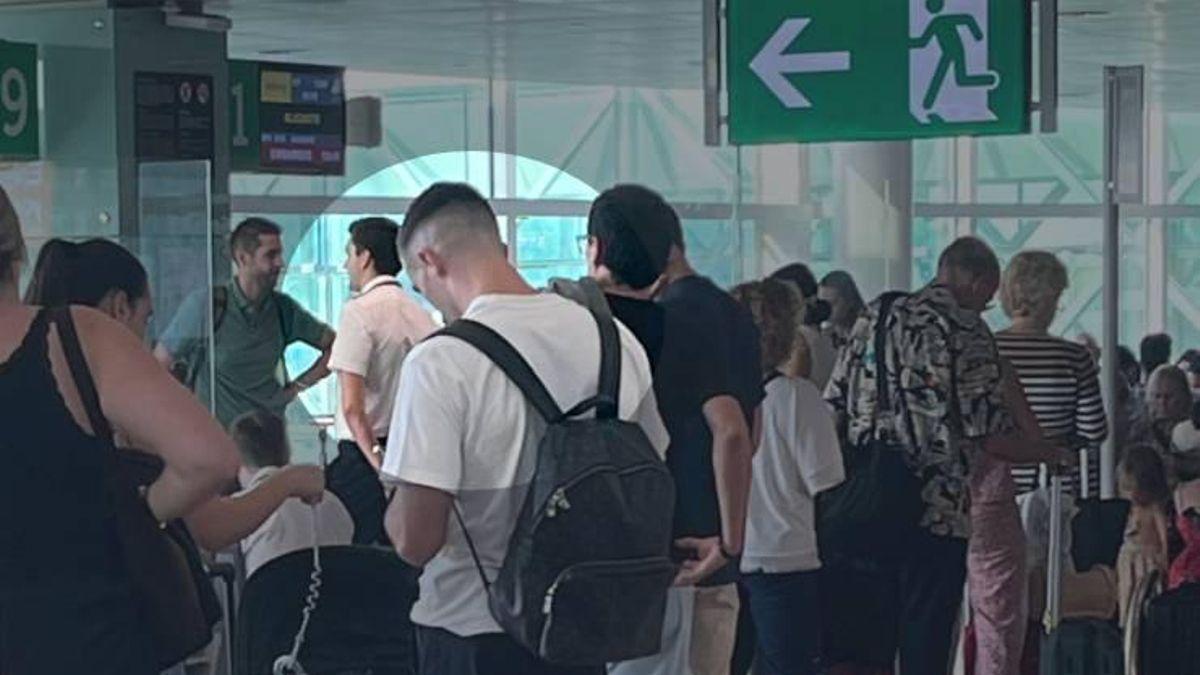 Iñaki Peña, en la cola del vuelo destino a Alicante