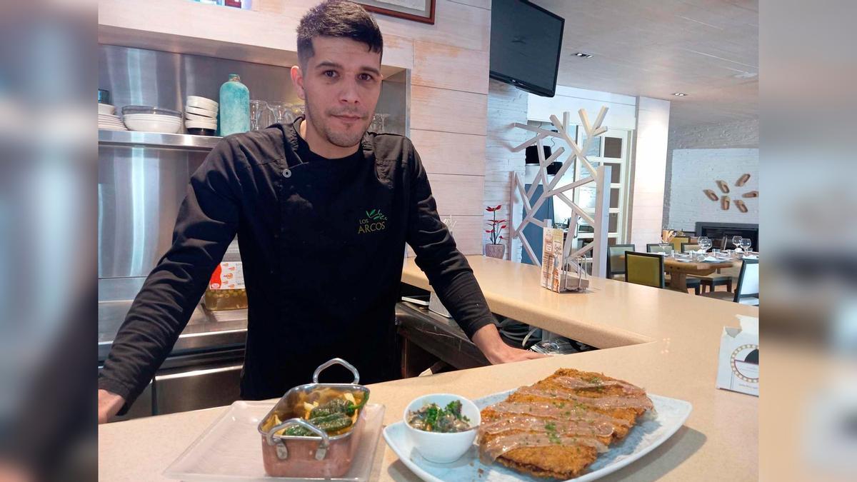 Carlos Peruyena, con el cachopo ganador del concurso.